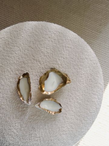 Oesterschelp met kaars, bovenaanzicht