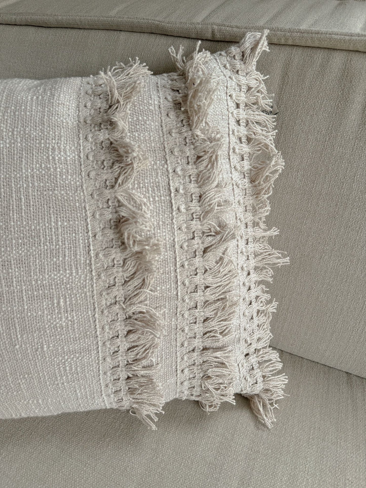 Sierkussen Fara, Zijaanzicht